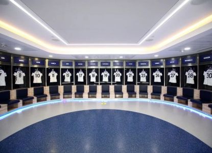 Vestuario del Tottenham Hotspur con las camisetas numeradas en las taquillas