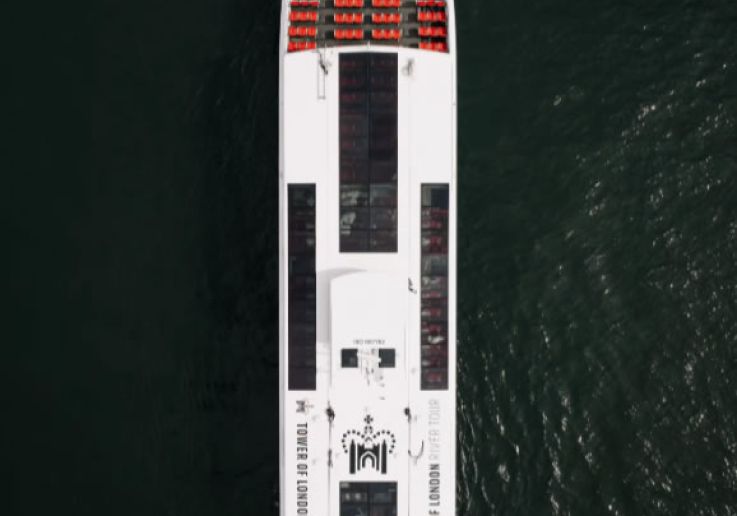 Vista aérea del catamarán Silver Raven sobre el agua