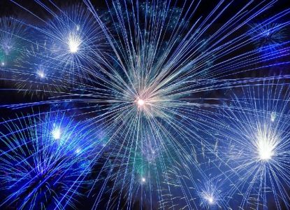 Fuegos artificiales azules en la noche de Fin de Año