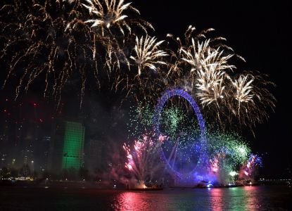 Fuegos artificiales verdes y azules sobre el London Eye en Nochevieja