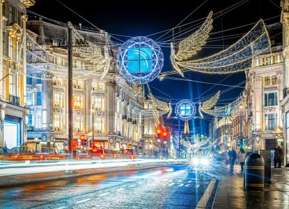 Los ángeles luminosos de Regent Street sobre el tráfico nocturno.