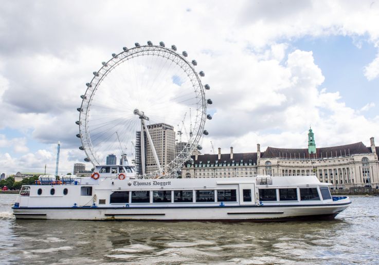 El barco Thomas Doggett navegando frente al London Eye