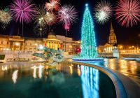 El árbol de Navidad y las fuentes iluminadas de Trafalgar Square, en el centro de Londres.