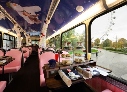 El interior del autobús, con las mesas servidas y el techo ilustrado con escenas del Muñeco de Nieve.