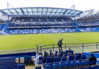 Vista panorámica del terreno de juego y de las gradas de Stamford Bridge durante el tour.