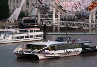 Catamarán de Thames Clippers amarrado junto al London Eye