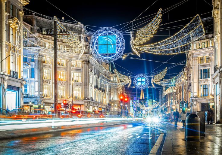 Los ángeles luminosos de Regent Street sobre el tráfico nocturno.