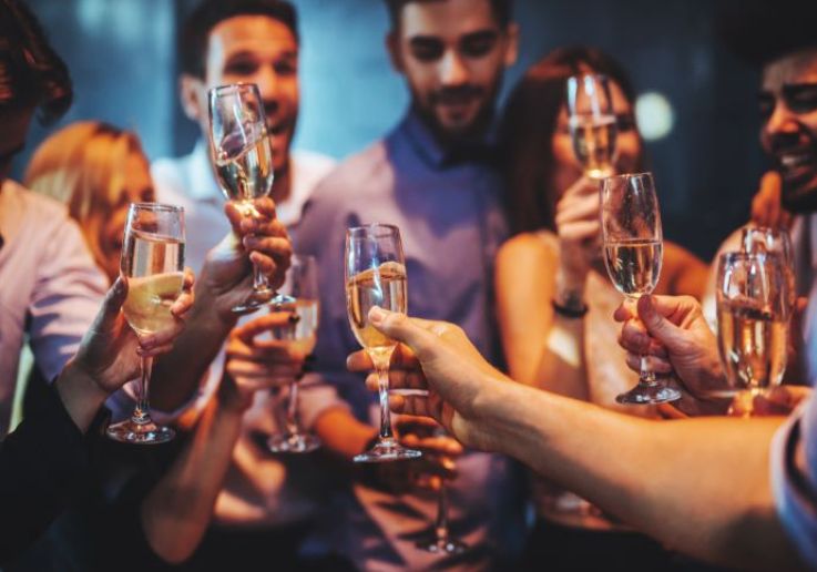 Brindis con copas de cava en la fiesta de Nochevieja a bordo