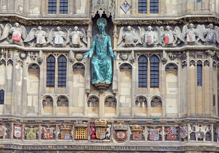 La estatua de Cristo y los ángeles heráldicos del pórtico de la catedral de Canterbury.