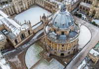 La cúpula de la Radcliffe Camera de Oxford nevada, vista desde el aire.