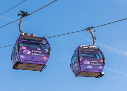 Dos cabinas del teleférico recorren el cielo sobre el Támesis.