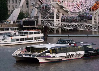 Catamarán de Thames Clippers amarrado junto al London Eye