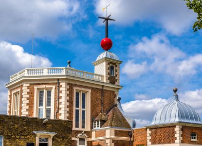 El histórico edificio del observatorio con la Time Ball roja sobre la torre.