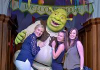 Visitantes posan con Shrek durante la experiencia interactiva en Londres.