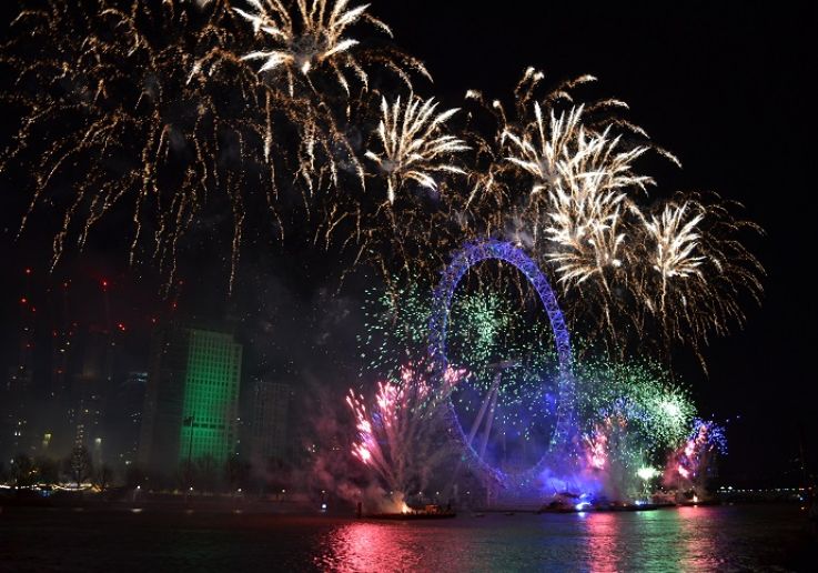 Fuegos artificiales verdes y azules sobre el London Eye en Nochevieja