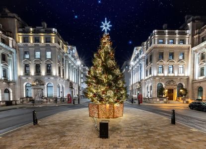El árbol de Navidad de Regent Street iluminado en una calle vacía.