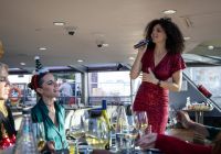 Cantante en directo amenizando el almuerzo con villancicos a bordo.
