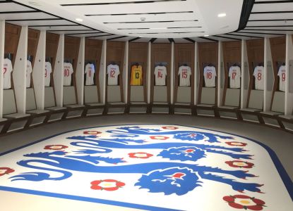 Vestuario de la selección inglesa en Wembley con el escudo de la FA en el suelo