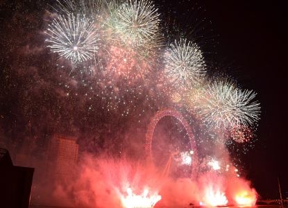 Fuegos artificiales rojos sobre el Támesis en la noche de Fin de Año