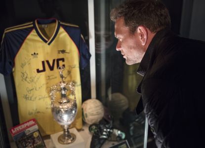 Museo del Arsenal con camiseta histórica y recuerdos del club