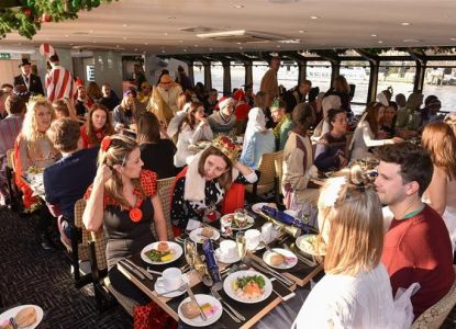 Comida navideña con crucero por el Támesis