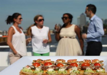 Crucero al atardecer con música y aperitivo.