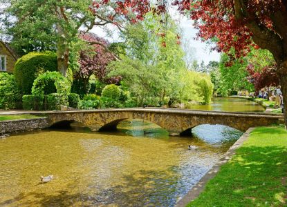 Puente de piedra medieval en Bourton-on-the-Water, Cotswolds