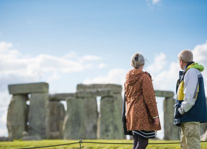 Monolitos de Stonehenge con visitantes