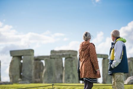 Monolitos de Stonehenge con visitantes