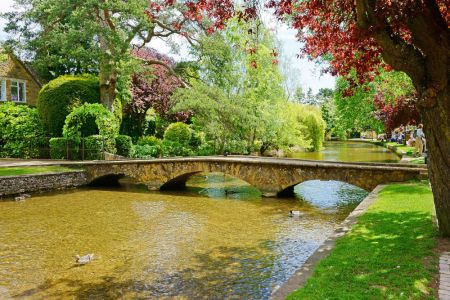 Puente de piedra medieval en Bourton-on-the-Water, Cotswolds