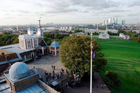 Panorámica del Real Observatorio de Greenwich con los rascacielos de Canary Wharf al fondo