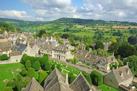 Panorámica de casas de piedra color miel y colinas en los Cotswolds
