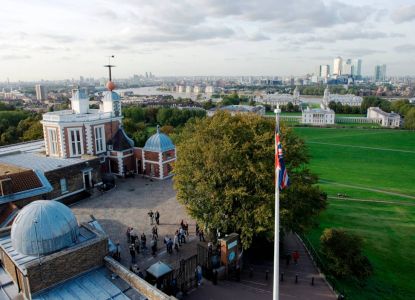 Panorámica del Real Observatorio de Greenwich con los rascacielos de Canary Wharf al fondo