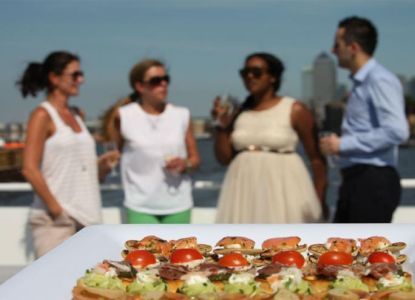 Crucero al atardecer con música y aperitivo.