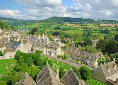 Panorámica de casas de piedra color miel y colinas en los Cotswolds